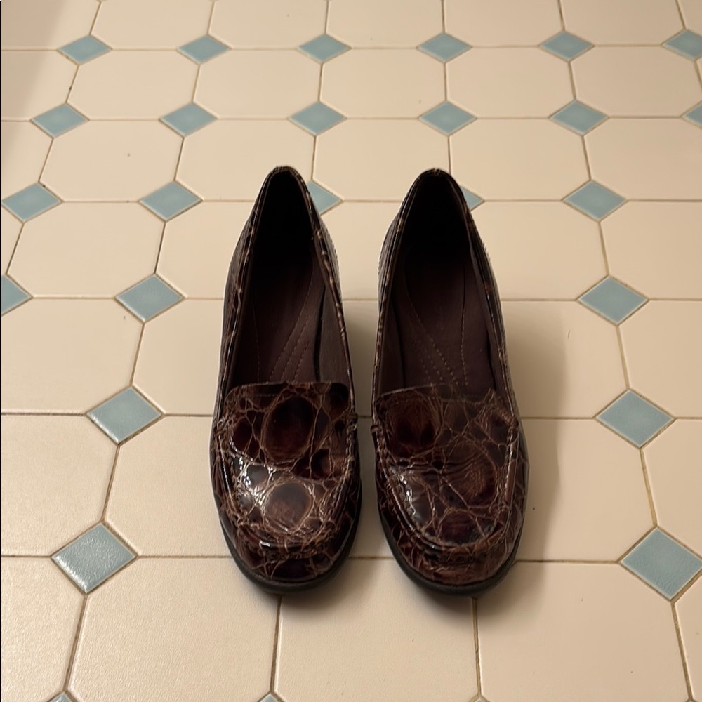 Brown Leather Flats with Decorative Stitching